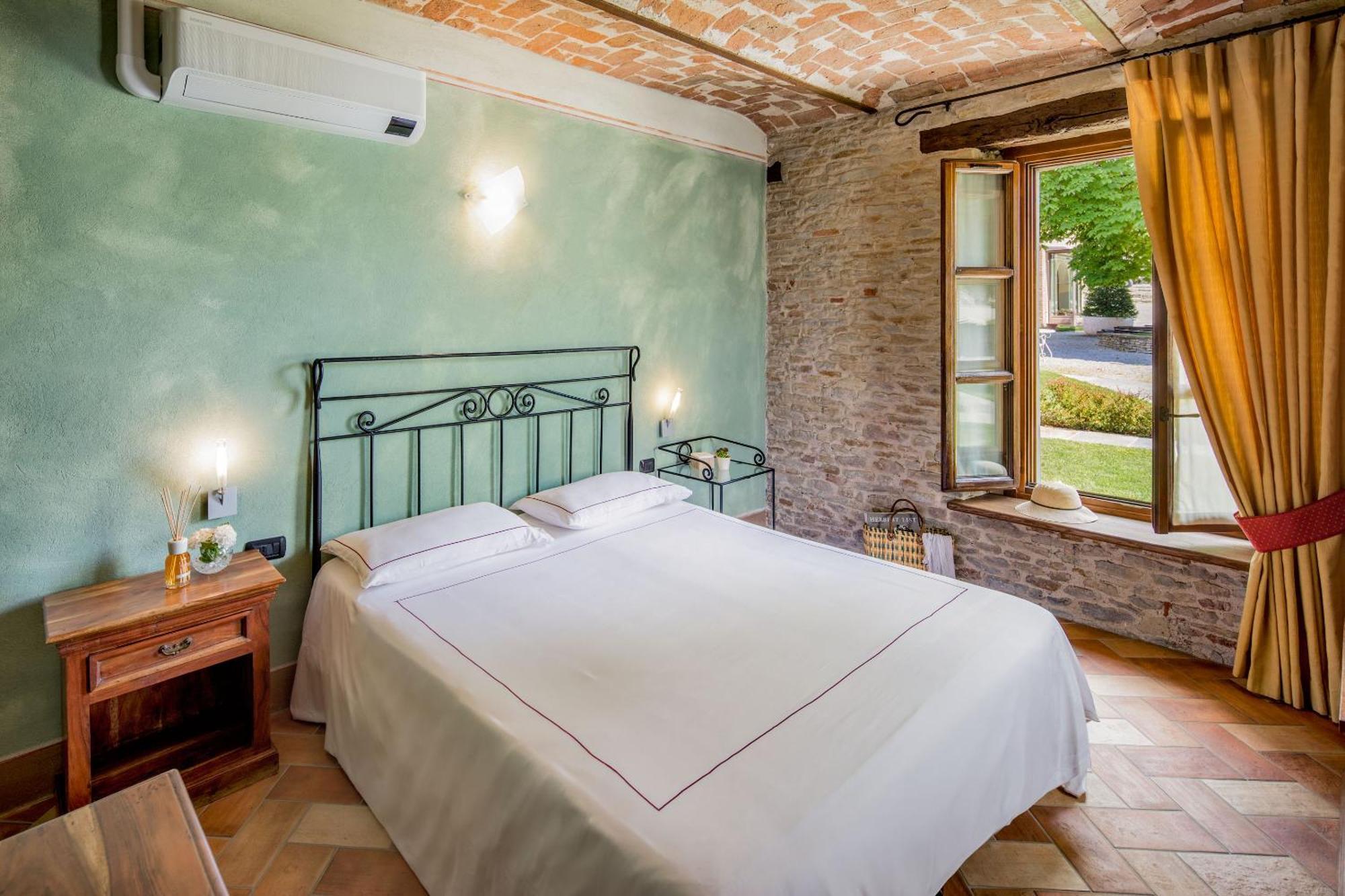 Relais Montemarino Hotel Borgomale Bagian luar foto